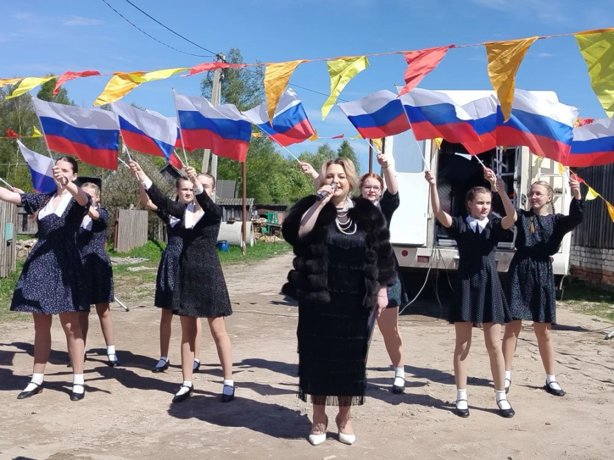 Автоклуб с программой "Победный май" отправился в гости к жителям деревень Конюшино и Тимошино.